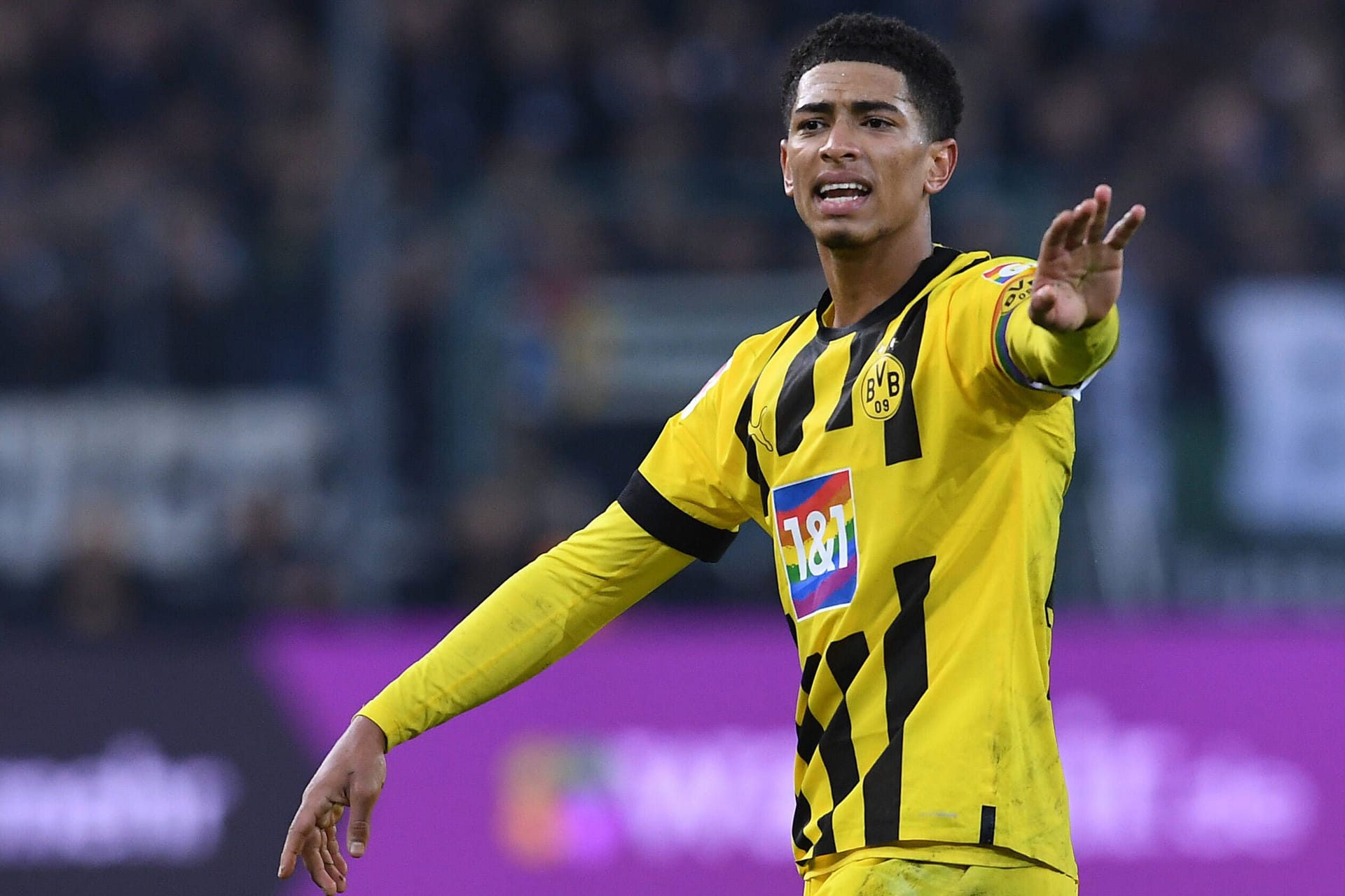 Jude Bellingham: Der Mittelfeldmann des BVB bekam zum Glück Hilfe von seiner Mutter. Jude Bellingham: Der Mittelfeldmann des BVB bekam zum Glück Hilfe von seiner Mutter.