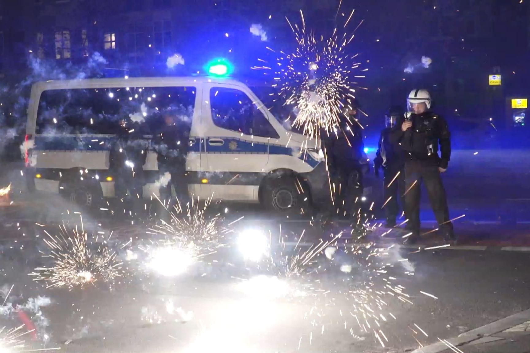 In der Silvesternacht gab es in mehreren Städten Angriffe auf Einsatzkräfte – auch in Hamburg.