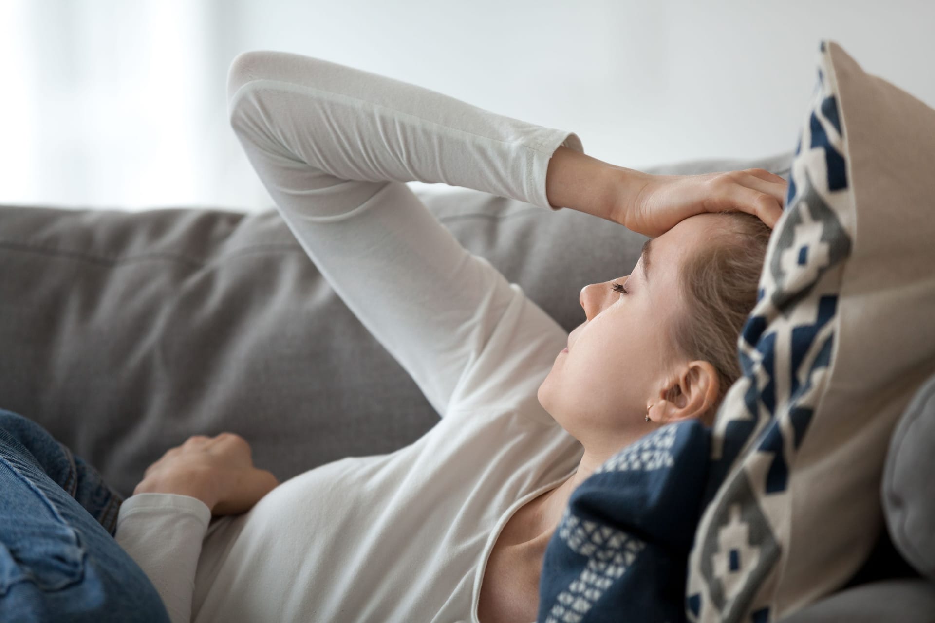 Erkrankte Frau auf Couch Erkrankte Frau auf Couch