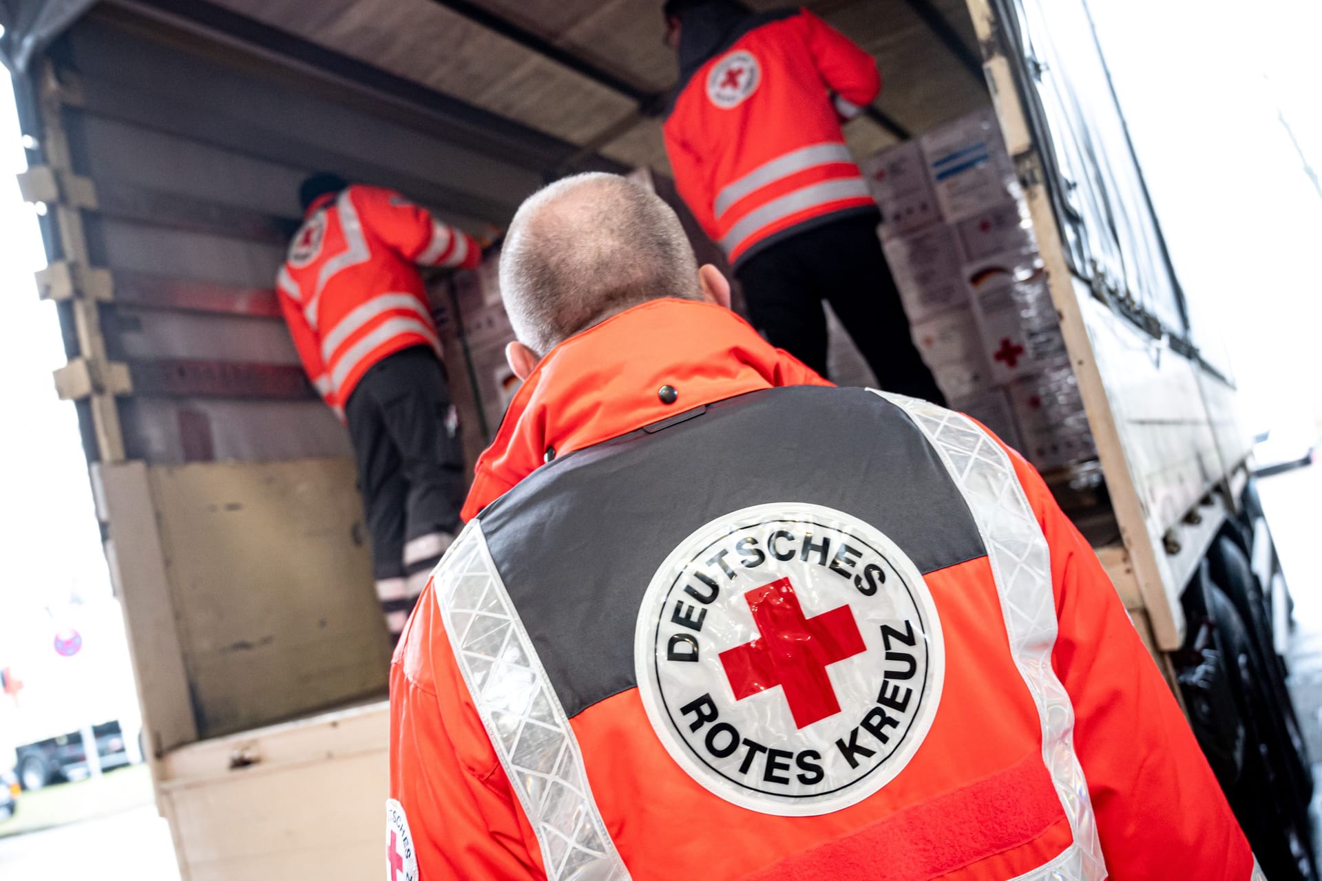 Mitarbeiter des Deutschen Roten Kreuzes (DRK) verladen am Berliner Flughafen Hilfsgüter für die vom Erdbeben betroffenen Regionen in der Türkei. Mitarbeiter des Deutschen Roten Kreuzes (DRK) verladen am Berliner Flughafen Hilfsgüter für die vom Erdbeben betroffenen Regionen in der Türkei.