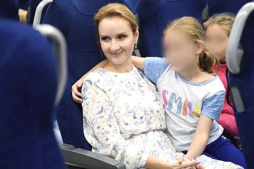 Marija Lwowa-Belowa: Sie hat das Amt der "Kinderombudsfrau" inne und wird pwer Haftbefehl gesucht, weil sie die Verschleppung ukrainischer Kinder organisiert. Auf dem Foto sitzt sie mit Kindern, die angeblich Waisenkinder aus dem Donbass sind. Marija Lwowa-Belowa: Sie hat das Amt der "Kinderombudsfrau" inne und wird pwer Haftbefehl gesucht, weil sie die Verschleppung ukrainischer Kinder organisiert. Auf dem Foto sitzt sie mit Kindern, die angeblich Waisenkinder aus dem Donbass sind.
