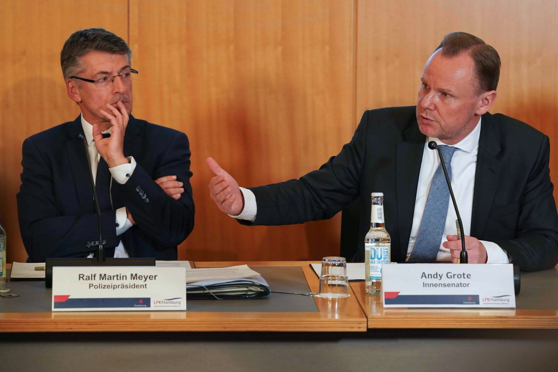 Hamburgs Polizeipräsident Ralf Martin Meyer und Innensenator Andy Grote bei der Landespressekonferenz zum aktuellen Ermittlungsstand der Amoktat. Hamburgs Polizeipräsident Ralf Martin Meyer und Innensenator Andy Grote bei der Landespressekonferenz zum aktuellen Ermittlungsstand der Amoktat.