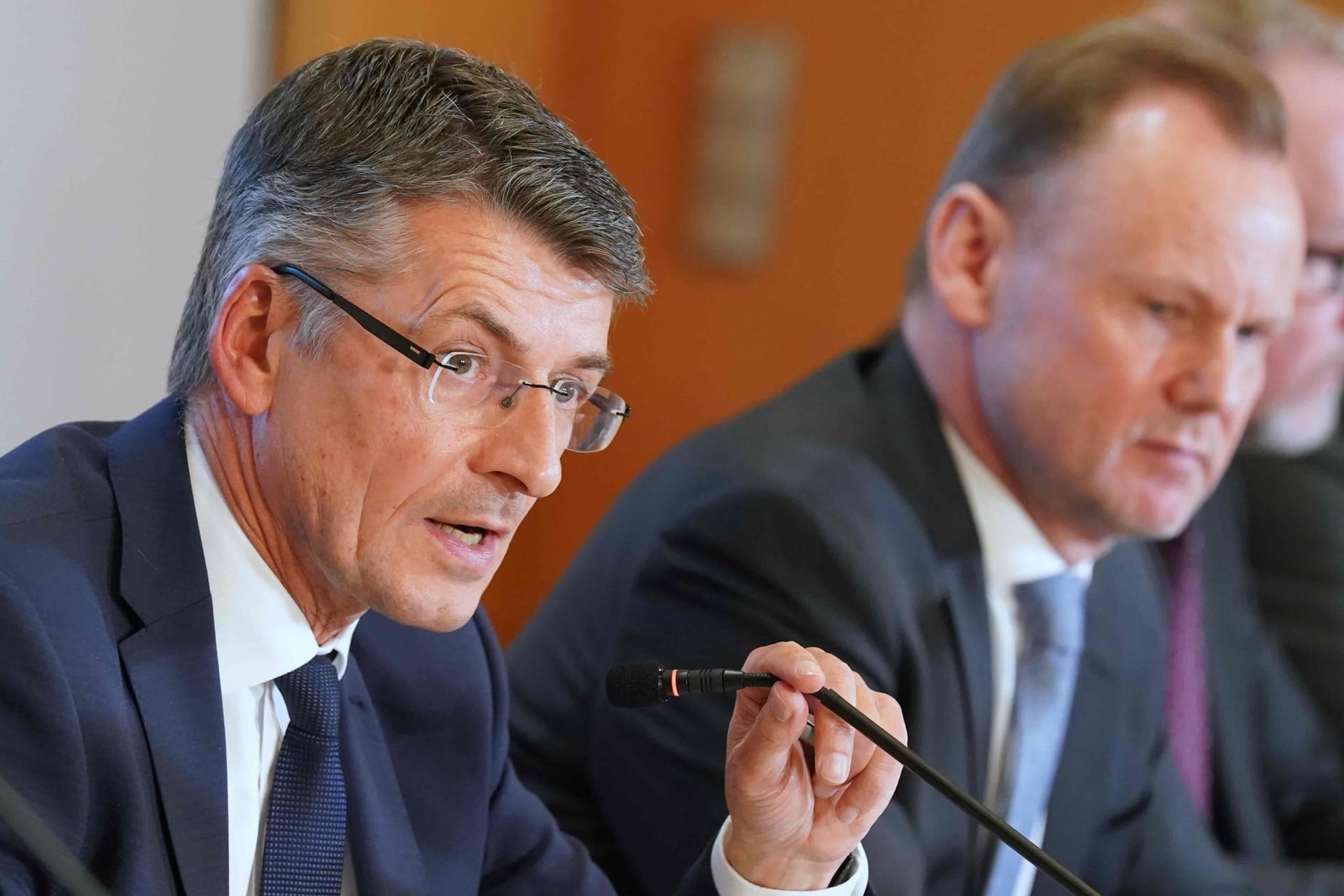 Hamburgs Polizeipräsident Ralf Martin Meyer (links) neben Innensenator Andy Grote (SPD) (Archivbild): Kannte die Waffenbehörde das Buch des Amokschützen oder nicht? Hamburgs Polizeipräsident Ralf Martin Meyer (links) neben Innensenator Andy Grote (SPD) (Archivbild): Kannte die Waffenbehörde das Buch des Amokschützen oder nicht?