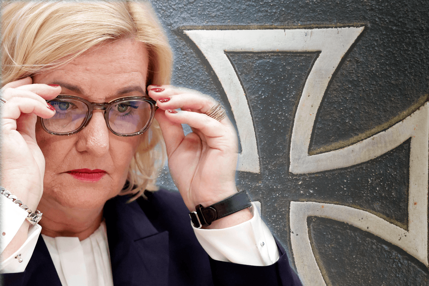 Eva Högl schaut auf ein eisernes Kreuz Eva Högl schaut auf ein eisernes Kreuz