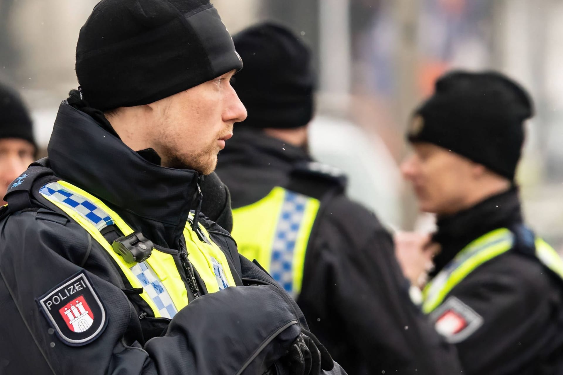 Polizeibeamte stehen im Hamburger Stadtteil Alsterdorf vor dem Gebäude der Zeugen Jehovas, wo ein Amokläufer sieben Menschen und dann sich selbst tötete. Polizeibeamte stehen im Hamburger Stadtteil Alsterdorf vor dem Gebäude der Zeugen Jehovas, wo ein Amokläufer sieben Menschen und dann sich selbst tötete.