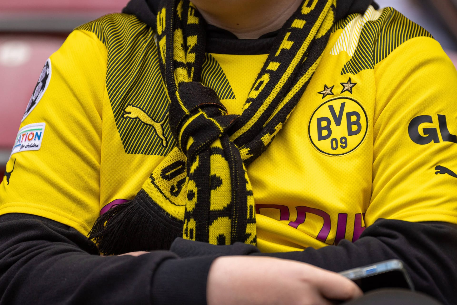 Ein Dortmund-Anhänger trägt Trikot und Schal seines Vereins (Symbolfoto): In Rostock wurde ein BVB-Fan überfallen. Ein Dortmund-Anhänger trägt Trikot und Schal seines Vereins (Symbolfoto): In Rostock wurde ein BVB-Fan überfallen.