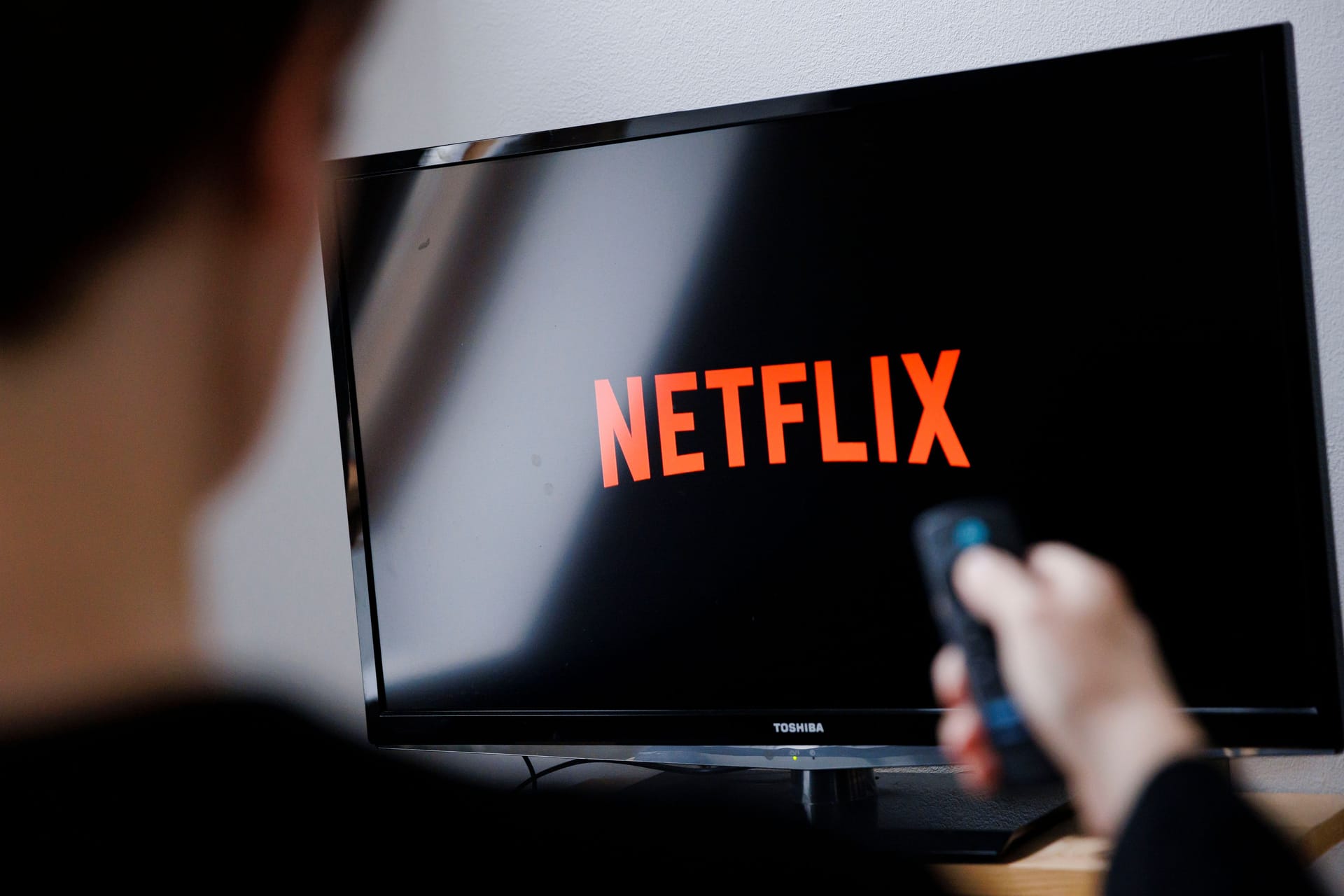 Ein Mann startet Netflix auf seinem Fernseher: Aktuell versuchen Betrüger mit angeblichen Mails von Netflix an Daten zu gelangen. Ein Mann startet Netflix auf seinem Fernseher: Aktuell versuchen Betrüger mit angeblichen Mails von Netflix an Daten zu gelangen.