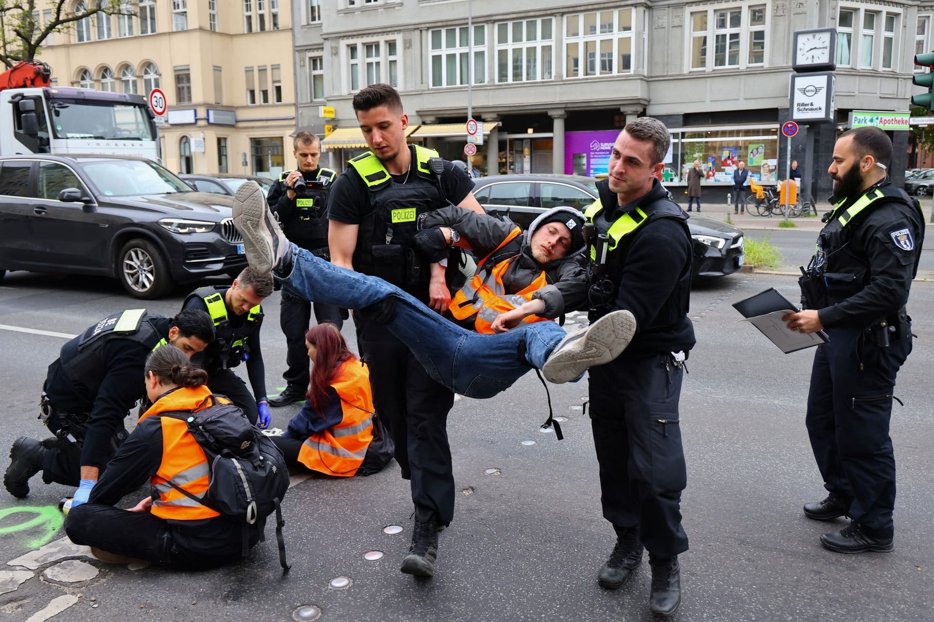 Klima-Protest in Berlin: Einem Unterstützerverein der "Letzten Generation" geht das Geld aus. Klima-Protest in Berlin: Einem Unterstützerverein der "Letzten Generation" geht das Geld aus.
