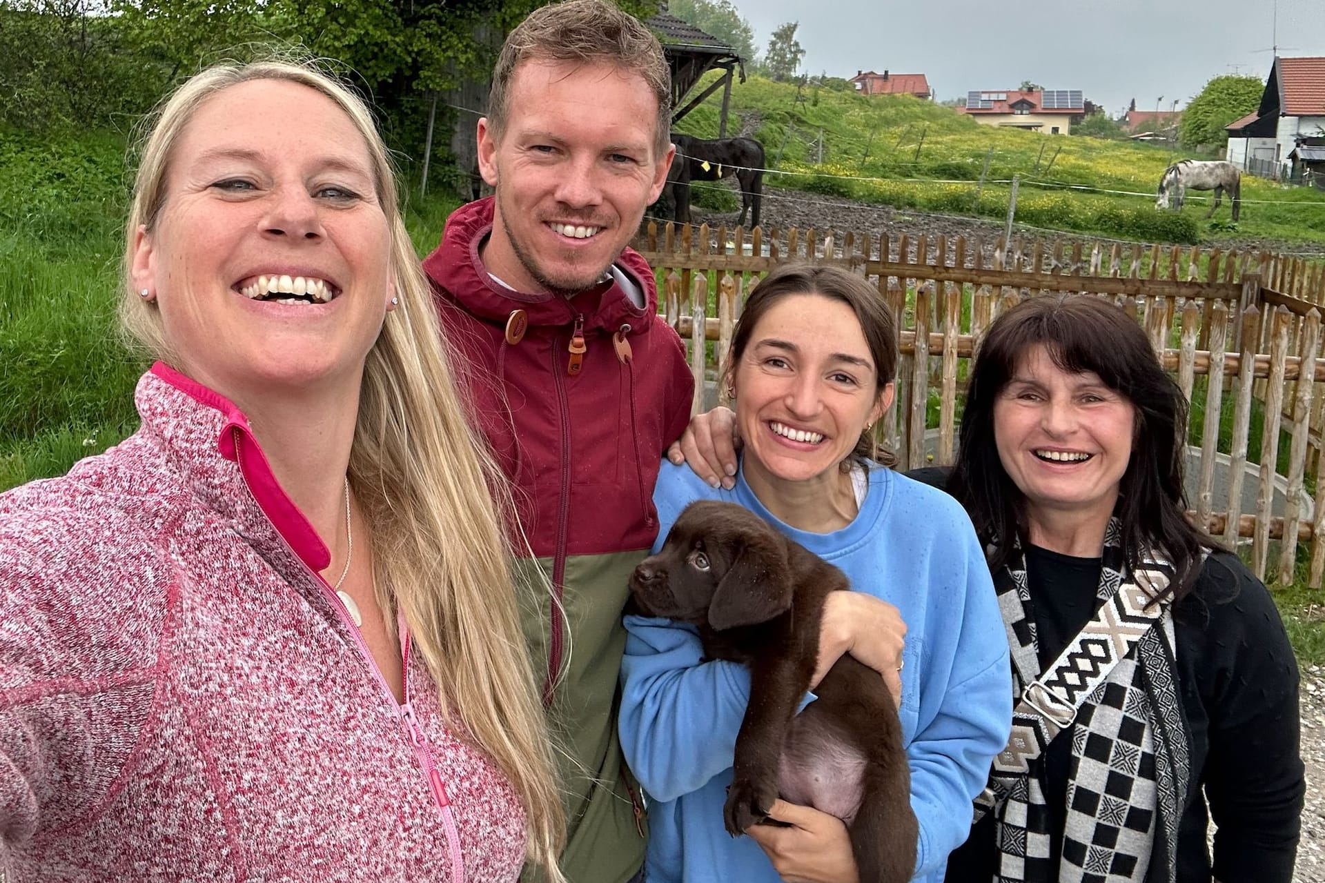 Züchterin Anja Striegel (links) mit Julian Nagelsmann und Lena Wurzenberger mit der kleinen Labrador-Hünding sowie der Mutter von Lena Wurzenberger. Züchterin Anja Striegel (links) mit Julian Nagelsmann und Lena Wurzenberger mit der kleinen Labrador-Hünding sowie der Mutter von Lena Wurzenberger.