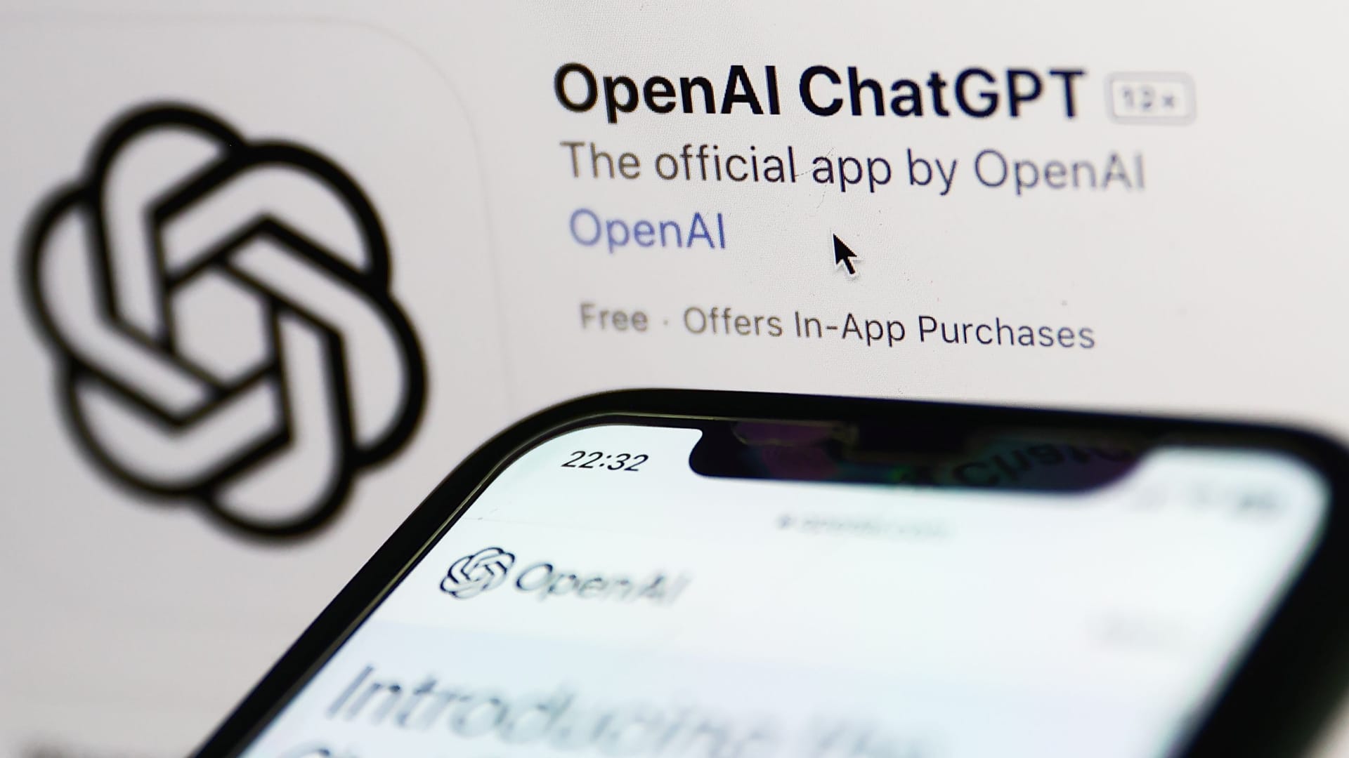 Mit der unangekündigten Veröffentlichung des Sprachroboters ChatGPT hat die Firma OpenAI eine Diskussion über die Gefahren der Künstlichen Intelligenz (KI) ausgelöst. Mit der unangekündigten Veröffentlichung des Sprachroboters ChatGPT hat die Firma OpenAI eine Diskussion über die Gefahren der Künstlichen Intelligenz (KI) ausgelöst.