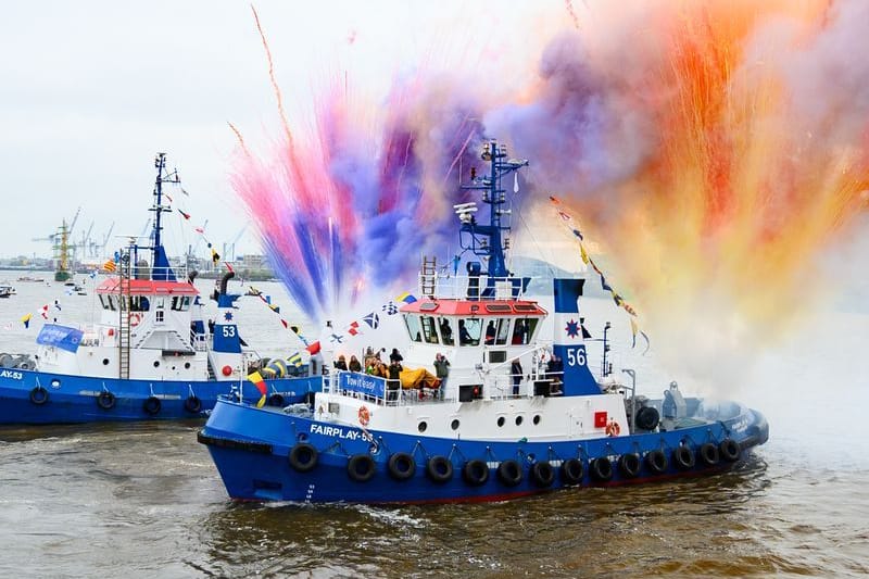 Bunte Pyrotechnik wird beim Schlepperballetts gezündet: Der Hafengeburtstag ist schon lang nicht mehr für die Hamburger. Bunte Pyrotechnik wird beim Schlepperballetts gezündet: Der Hafengeburtstag ist schon lang nicht mehr für die Hamburger.