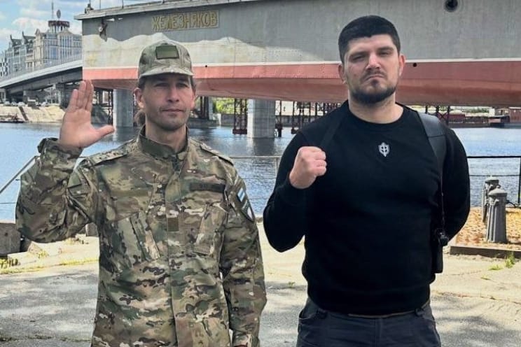 "Caesar" (l.), Sprecher der "Legion Freiheit Russlands", und der europaweit vernetzte Neonazi Denis Kapustin alias Nikitin: "gemeinsame Ziele und Werte". "Caesar" (l.), Sprecher der "Legion Freiheit Russlands", und der europaweit vernetzte Neonazi Denis Kapustin alias Nikitin: "gemeinsame Ziele und Werte".