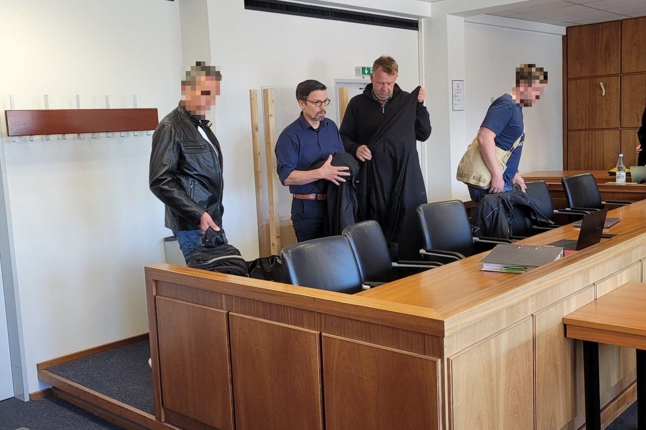 Die beiden Angeklagten (l und r) betreten mit ihren Anwälten den Gerichtssaal am Bremer Amtsgericht. Die beiden Angeklagten (l und r) betreten mit ihren Anwälten den Gerichtssaal am Bremer Amtsgericht.