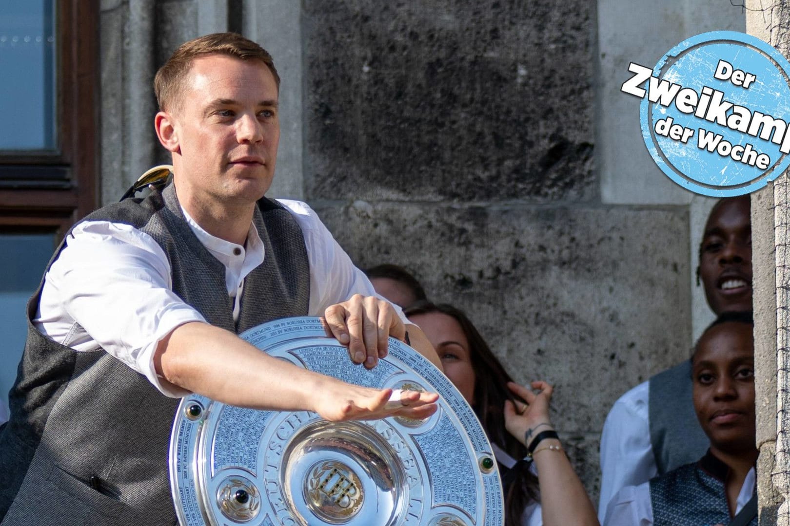 Manuel Neuer mit Meisterschale auf dem Münchner Rathausbalkon. Als Kapitän durfte er die Schale als Erster in den Händen halten, obwohl sein Anteil am Erfolg verletzungsbedingt überschaubar war. Manuel Neuer mit Meisterschale auf dem Münchner Rathausbalkon. Als Kapitän durfte er die Schale als Erster in den Händen halten, obwohl sein Anteil am Erfolg verletzungsbedingt überschaubar war.