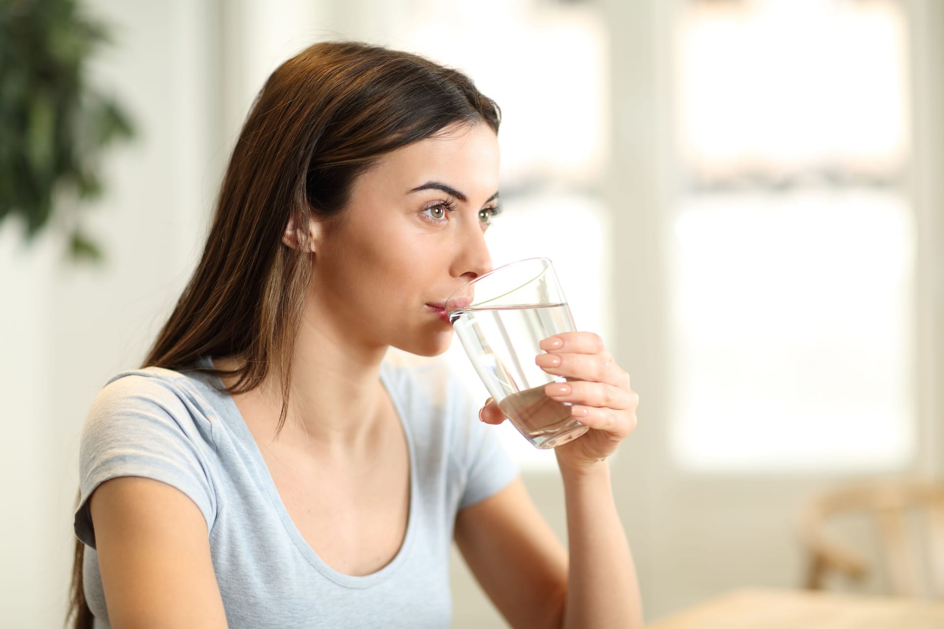 Wasser trinken: Wie hoch der Wasserbedarf ist, ist individuell verschieden. Wasser trinken: Wie hoch der Wasserbedarf ist, ist individuell verschieden.