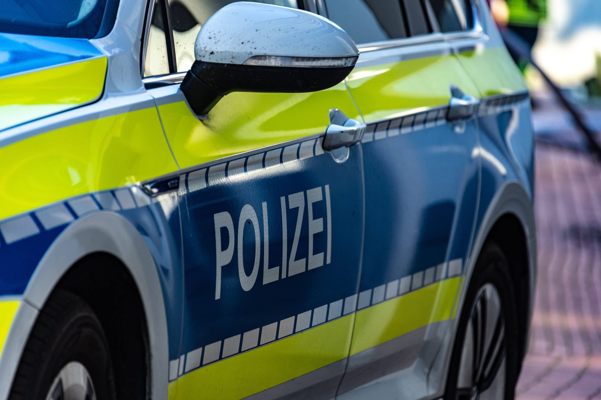 Polizei (Archivbild): In einem Einkaufscentrum in Berlin-Neukölln kam es zu Streitigkeiten mit wechselseitiger Körperverletzung und Beleidigung. Polizei (Archivbild): In einem Einkaufscentrum in Berlin-Neukölln kam es zu Streitigkeiten mit wechselseitiger Körperverletzung und Beleidigung.