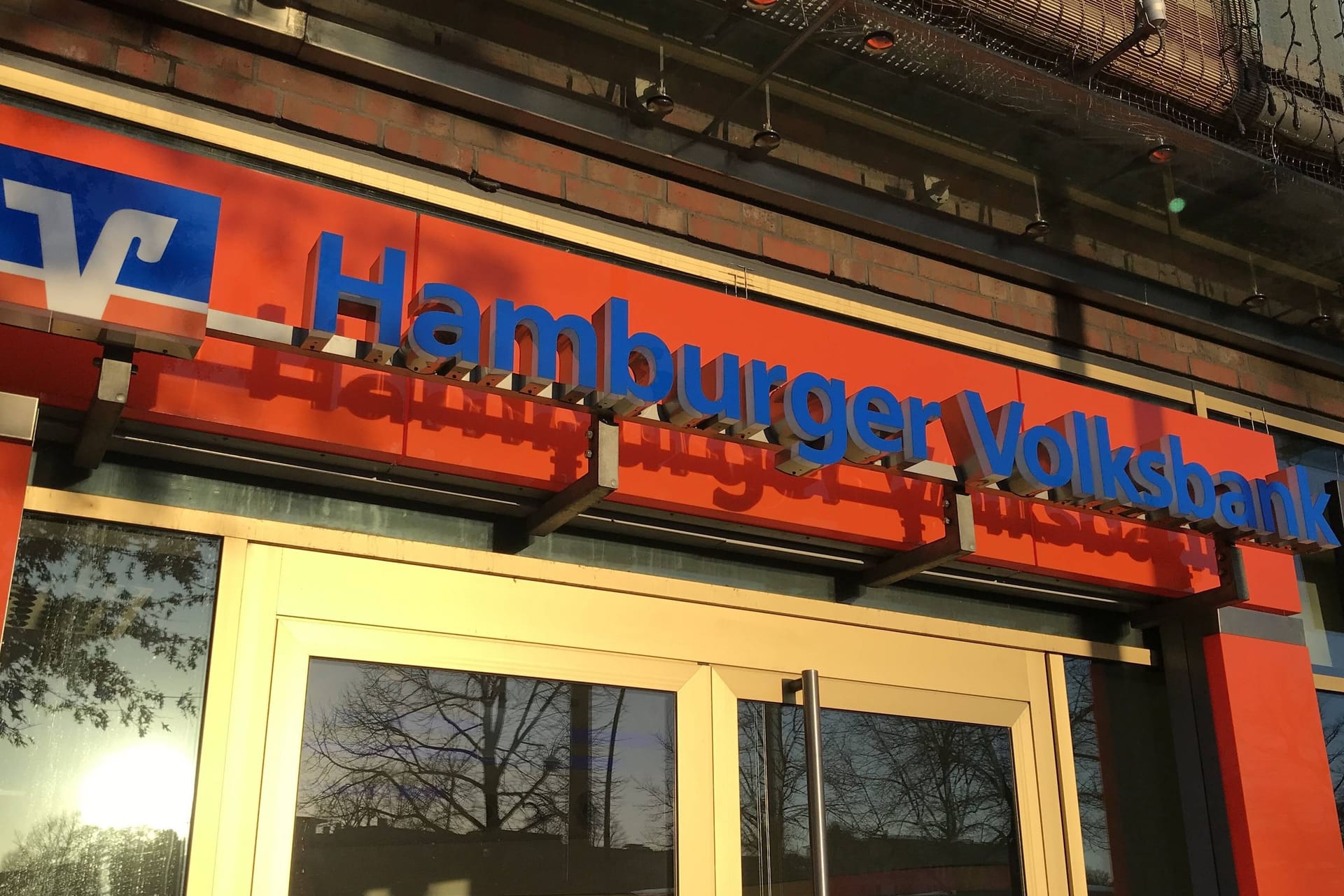 Logo der Hamburger Volksbank über einer Filiale (Symbolbild): Der Vorfall ereignete sich im Stadtteil Harburg. Logo der Hamburger Volksbank über einer Filiale (Symbolbild): Der Vorfall ereignete sich im Stadtteil Harburg.