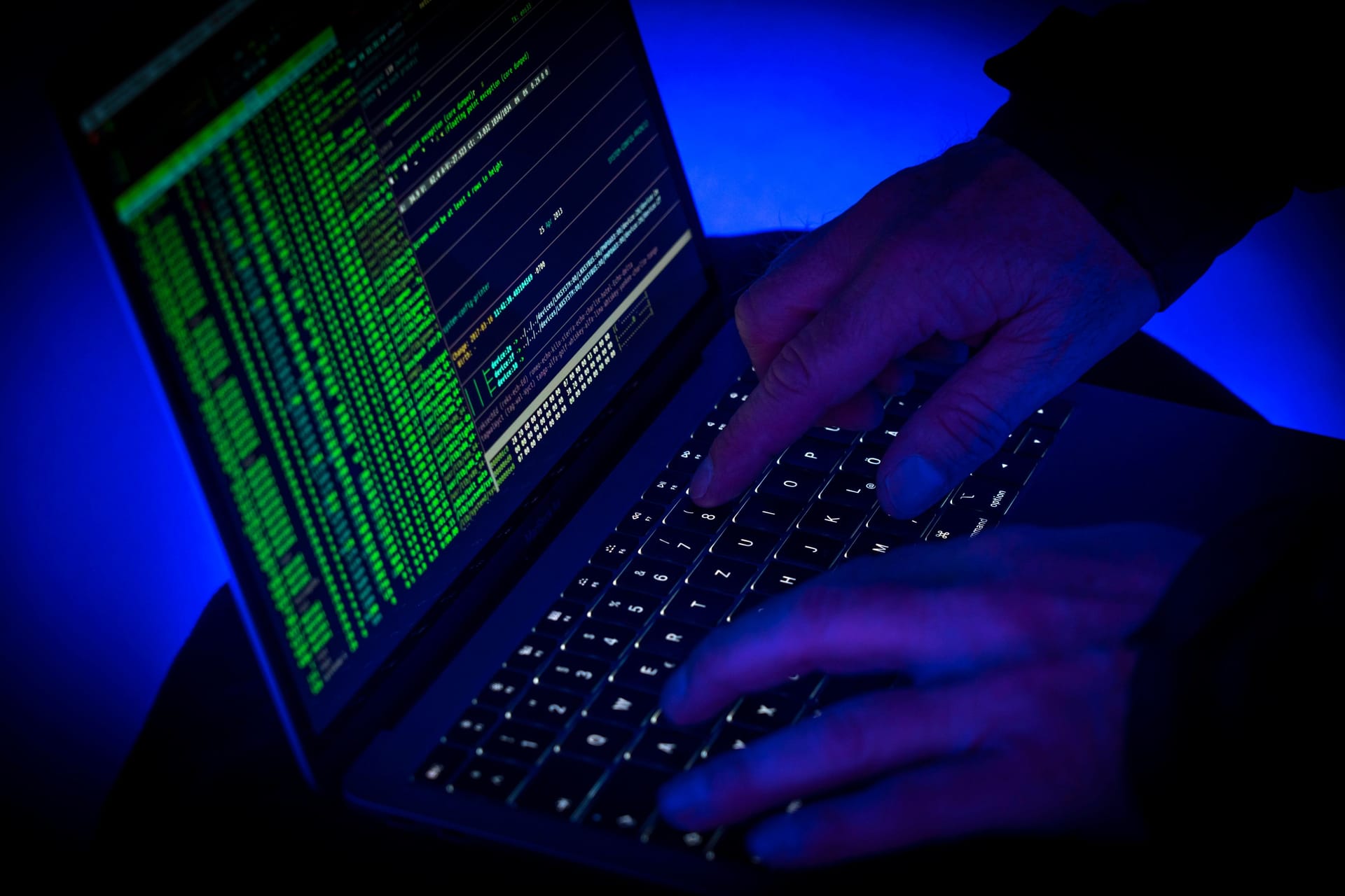 Coding am Computer: Eine weltweit operierende Cybercrime-Bande wurde zerschlagen. Coding am Computer: Eine weltweit operierende Cybercrime-Bande wurde zerschlagen.