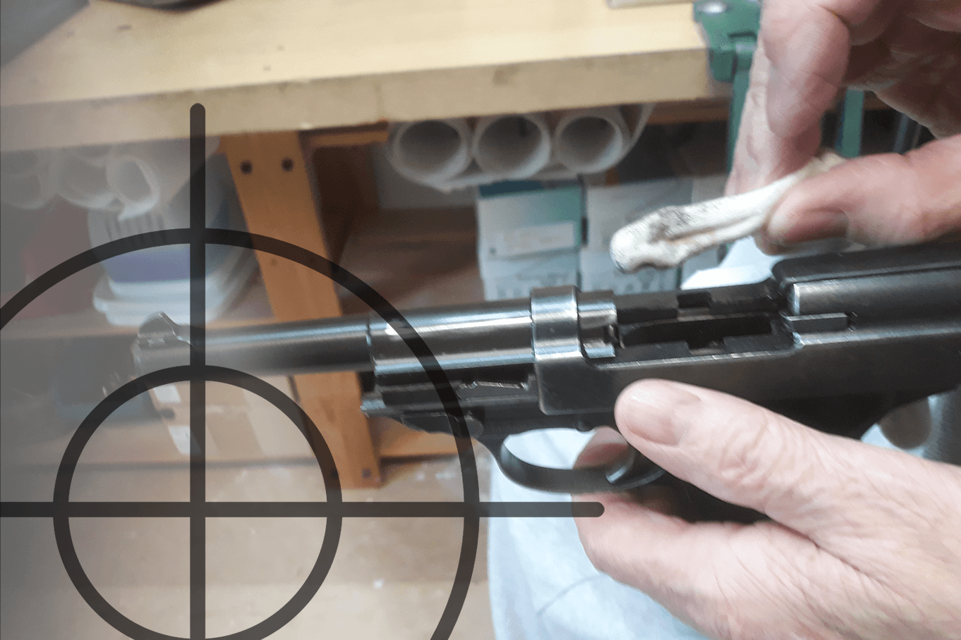 Eine Waffe mit Schmauchspuren und ein Fadenkreuz Eine Waffe mit Schmauchspuren und ein Fadenkreuz