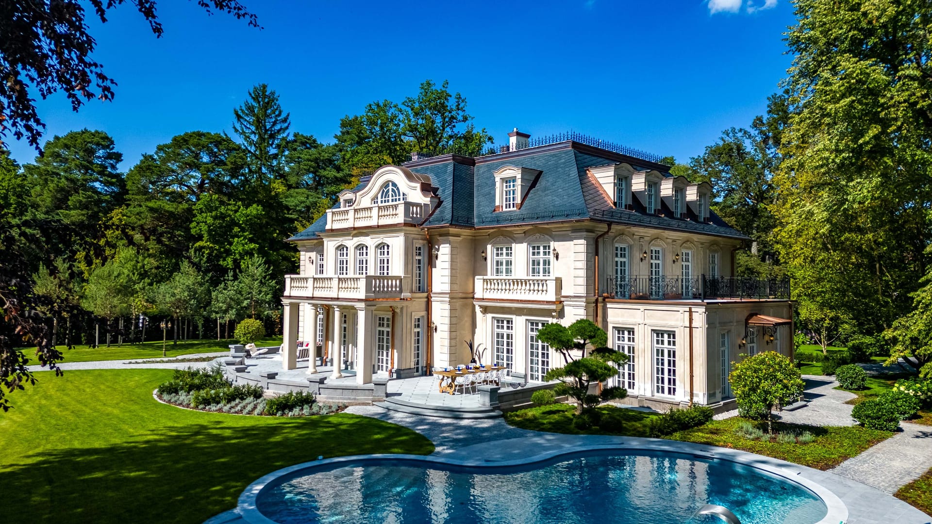 Die Villa in Grünwald punktet unter anderem durch einen großen Außenpool. Die Villa in Grünwald punktet unter anderem durch einen großen Außenpool.