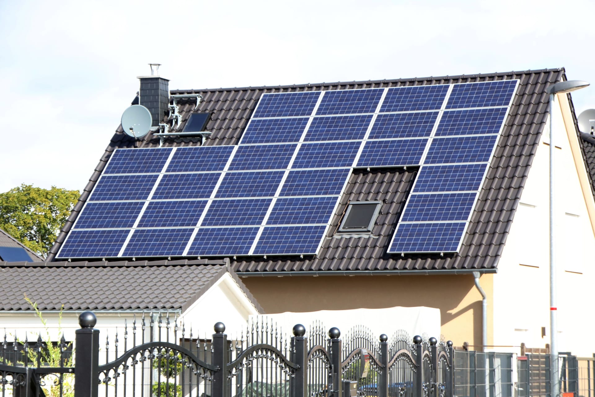 Sonnenenergie optimal nutzen: Für Eigenheimbesitzer ist eine Solaranlage auf dem Dach eine Option. Sonnenenergie optimal nutzen: Für Eigenheimbesitzer ist eine Solaranlage auf dem Dach eine Option.