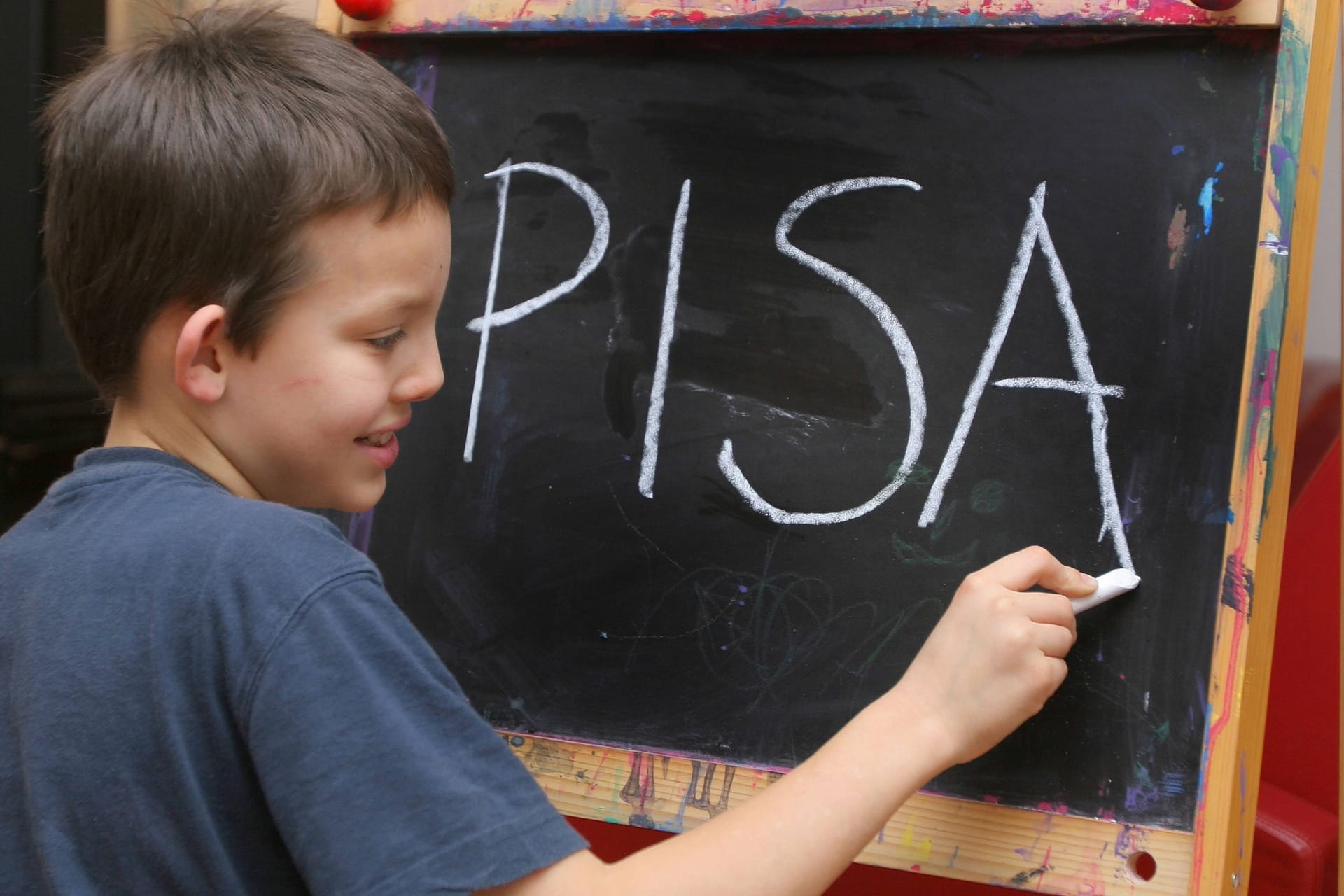 Ein Schulkind schreibt "PISA" auf eine Tafel (Symbolbild): Schüler schneiden in der Studie so schlecht ab wie nie zuvor. Ein Schulkind schreibt "PISA" auf eine Tafel (Symbolbild): Schüler schneiden in der Studie so schlecht ab wie nie zuvor.