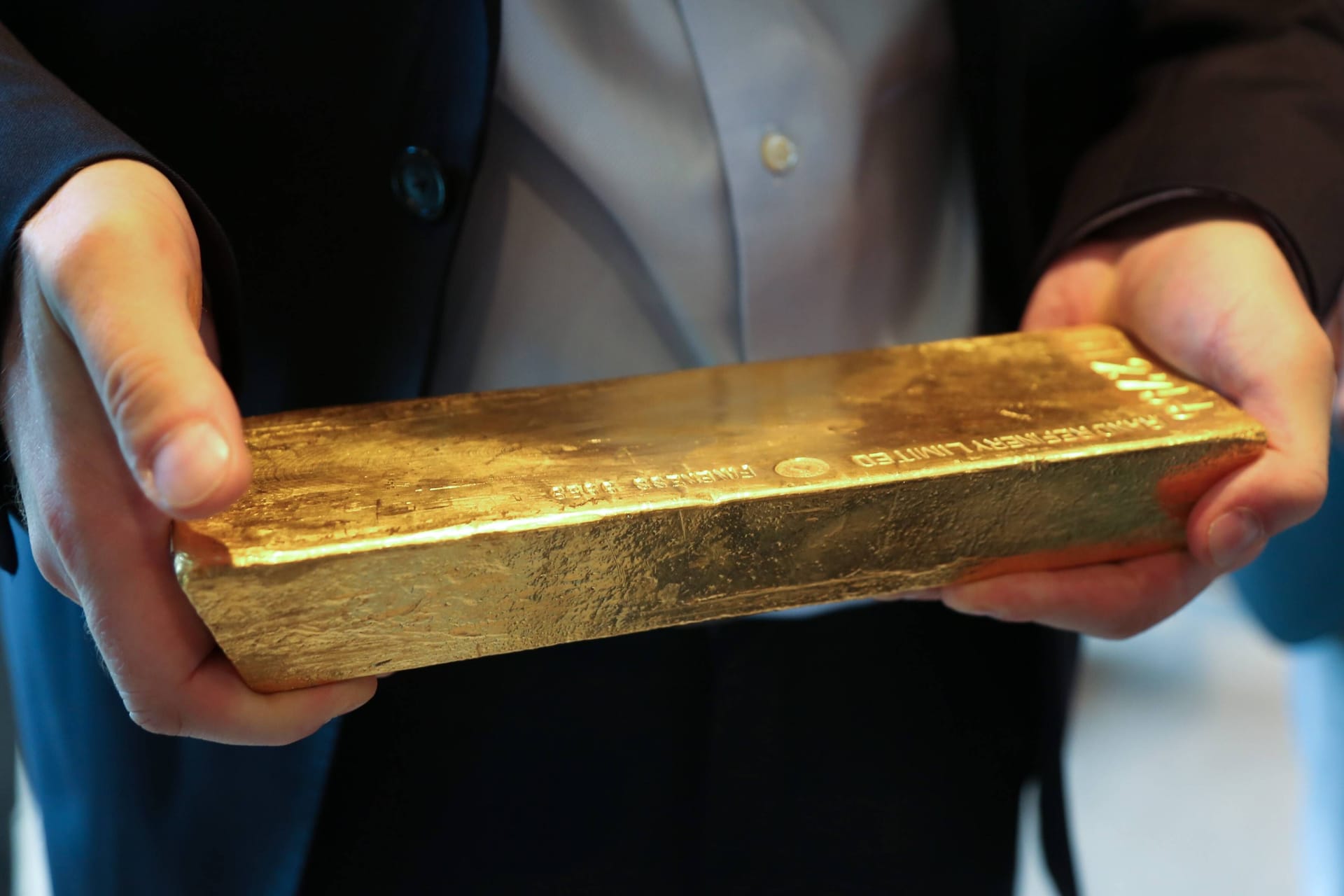 Ein Mann hält einen Goldbarren in der Hand (Symbolbild): Mit dem Wortquiz lässt sich echtes Gold gewinnen. Ein Mann hält einen Goldbarren in der Hand (Symbolbild): Mit dem Wortquiz lässt sich echtes Gold gewinnen.
