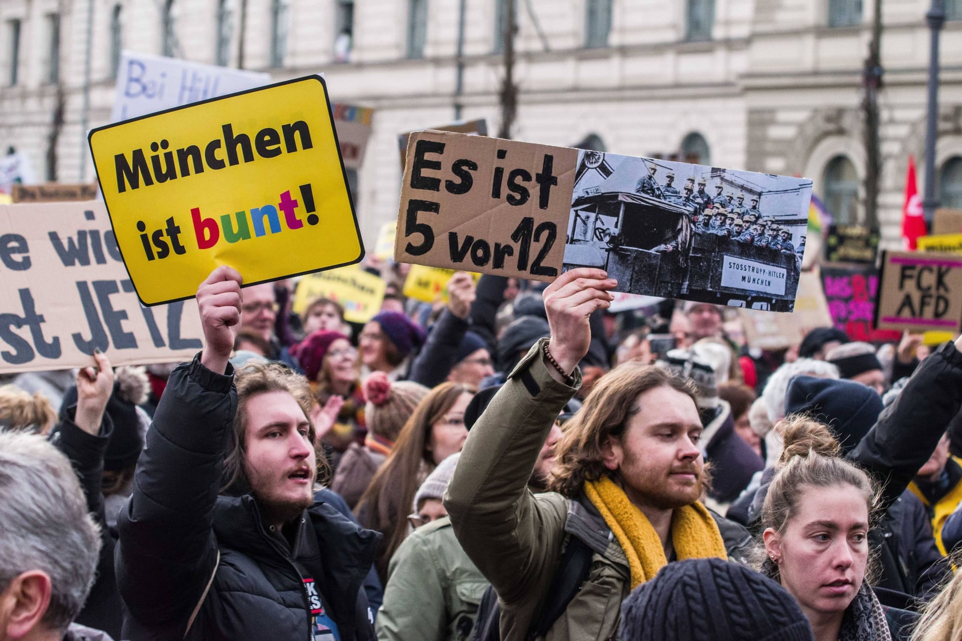 Protestierende am Sonntag in München: In der bayerischen Landeshauptstadt erklärte die Organisatorin der Demo CSU-Politiker für unerwünscht. Protestierende am Sonntag in München: In der bayerischen Landeshauptstadt erklärte die Organisatorin der Demo CSU-Politiker für unerwünscht.