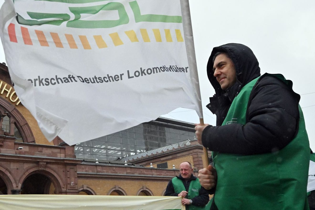 Streikende Gewerkschafter vor dem Erfurter Hauptbahnhof: Es handelt sich um den längsten Streik in der Geschichte der Deutschen Bahn. Streikende Gewerkschafter vor dem Erfurter Hauptbahnhof: Es handelt sich um den längsten Streik in der Geschichte der Deutschen Bahn.