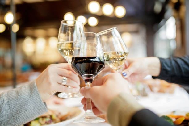 Alkoholkonsum: Alkohol zu trinken ist trotz der Risiken für viele Menschen normal. Alkoholkonsum: Alkohol zu trinken ist trotz der Risiken für viele Menschen normal.