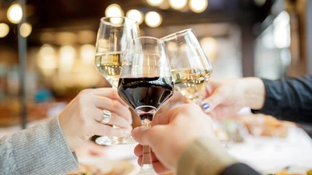 Alkoholkonsum: Alkohol zu trinken ist trotz der Risiken für viele Menschen normal. Alkoholkonsum: Alkohol zu trinken ist trotz der Risiken für viele Menschen normal.