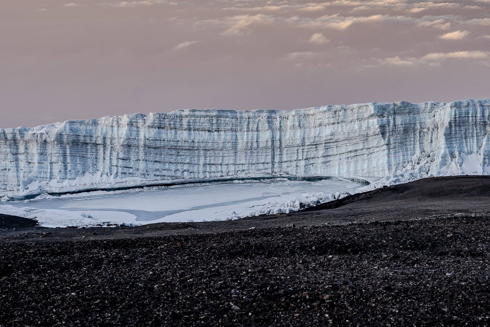 Ein Gletscher in Tansania (Archivbild): Um die Eisriesen steht es schlecht in Afrika. Ein Gletscher in Tansania (Archivbild): Um die Eisriesen steht es schlecht in Afrika.