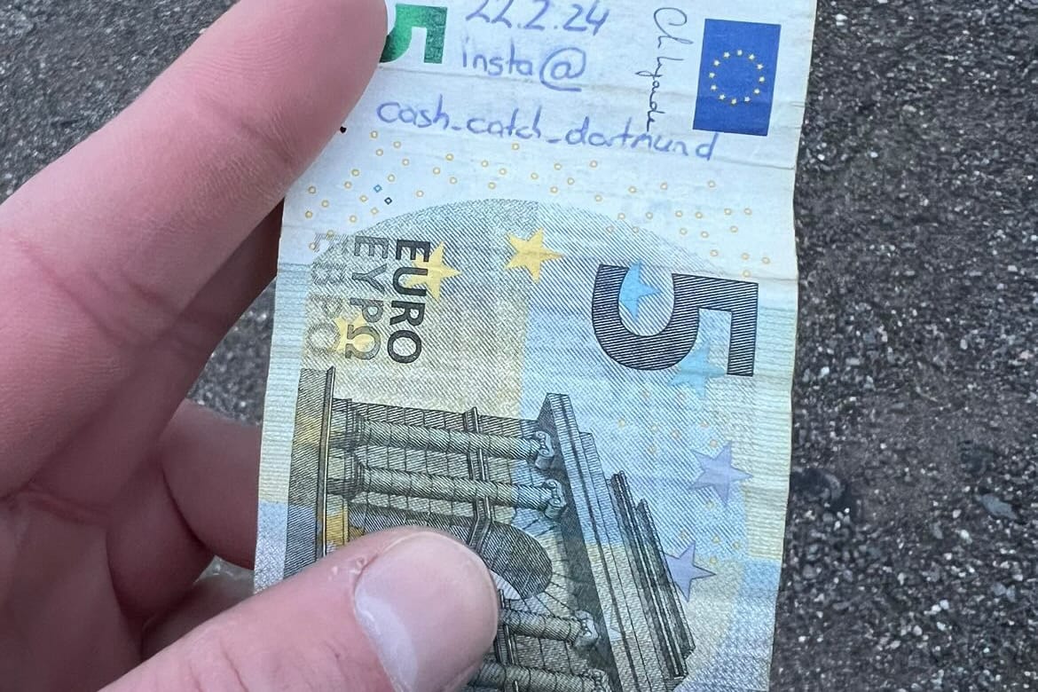 Signierter Fünf-Euro-Schein: Oft bekommt der Geldverstecker persönliche Nachrichten, wenn die Scheine gefunden wurden. Signierter Fünf-Euro-Schein: Oft bekommt der Geldverstecker persönliche Nachrichten, wenn die Scheine gefunden wurden.