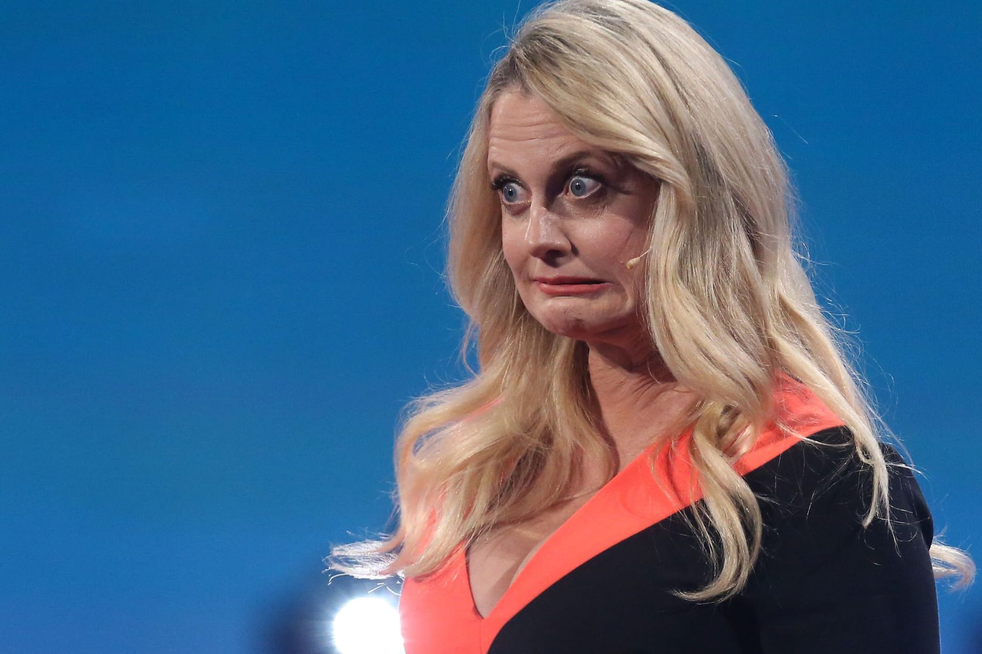 Barbara Schöneberger: Der Moderatorin passiert während des ESC-Vorentscheids ein kleiner Fehler. Barbara Schöneberger: Der Moderatorin passiert während des ESC-Vorentscheids ein kleiner Fehler.