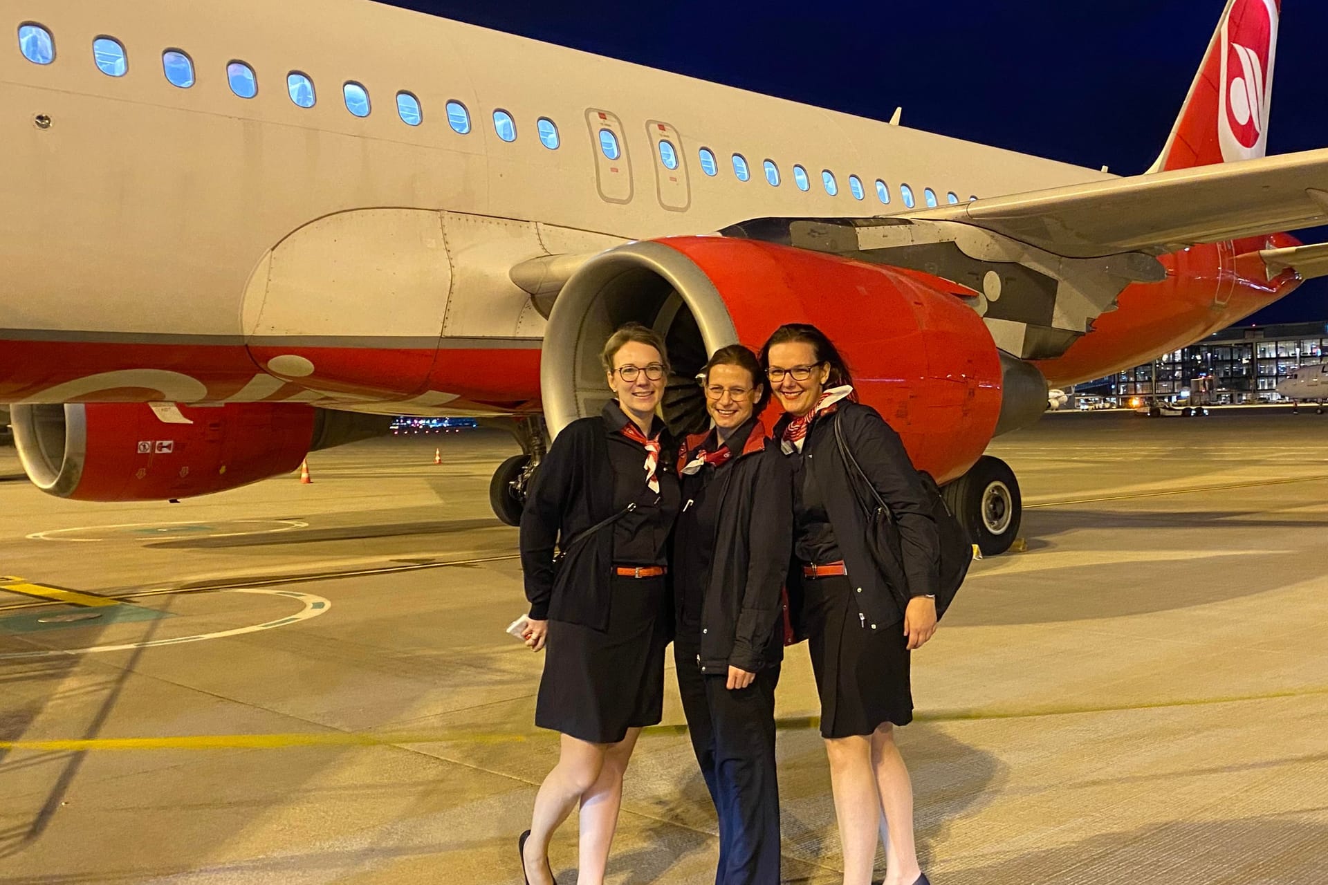 Evi, Bea und Anne stehen vor dem letzten noch existierenden Flugzeug mit Air-Berlin-Lackierung: Die ehemaligen Air-Berlin-Mitarbeiterinnen haben ihre Arbeit bei der Fluggesellschaft geliebt. Evi, Bea und Anne stehen vor dem letzten noch existierenden Flugzeug mit Air-Berlin-Lackierung: Die ehemaligen Air-Berlin-Mitarbeiterinnen haben ihre Arbeit bei der Fluggesellschaft geliebt.