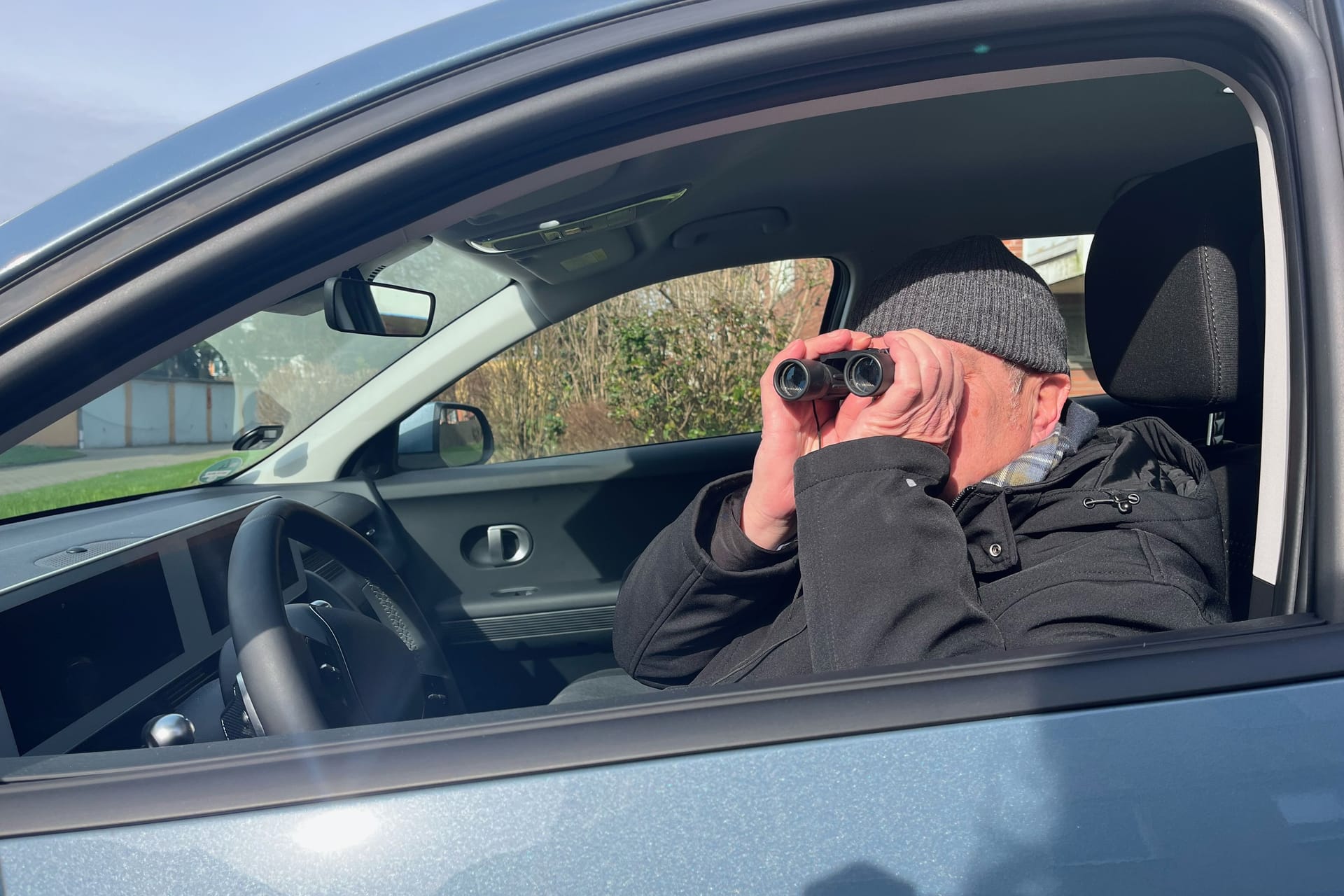 Andreas Moczarski bei der Arbeit: Wenn der Detektiv ermittelt, ist er auch schon mal mit dem Fernglas unterwegs. Andreas Moczarski bei der Arbeit: Wenn der Detektiv ermittelt, ist er auch schon mal mit dem Fernglas unterwegs.