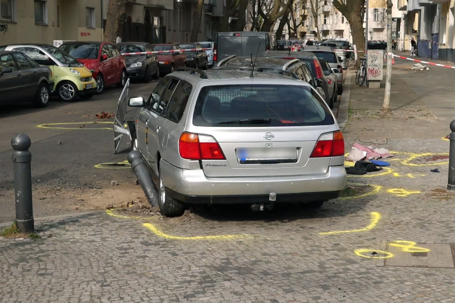 15.03.2024, Berlin: Blick auf die Unfallstelle. Zwei Menschen sind bei dem Unfall in Berlin-Charlottenburg nach Angaben der Feuerwehr lebensgefährlich verletzt worden. 15.03.2024, Berlin: Blick auf die Unfallstelle. Zwei Menschen sind bei dem Unfall in Berlin-Charlottenburg nach Angaben der Feuerwehr lebensgefährlich verletzt worden.