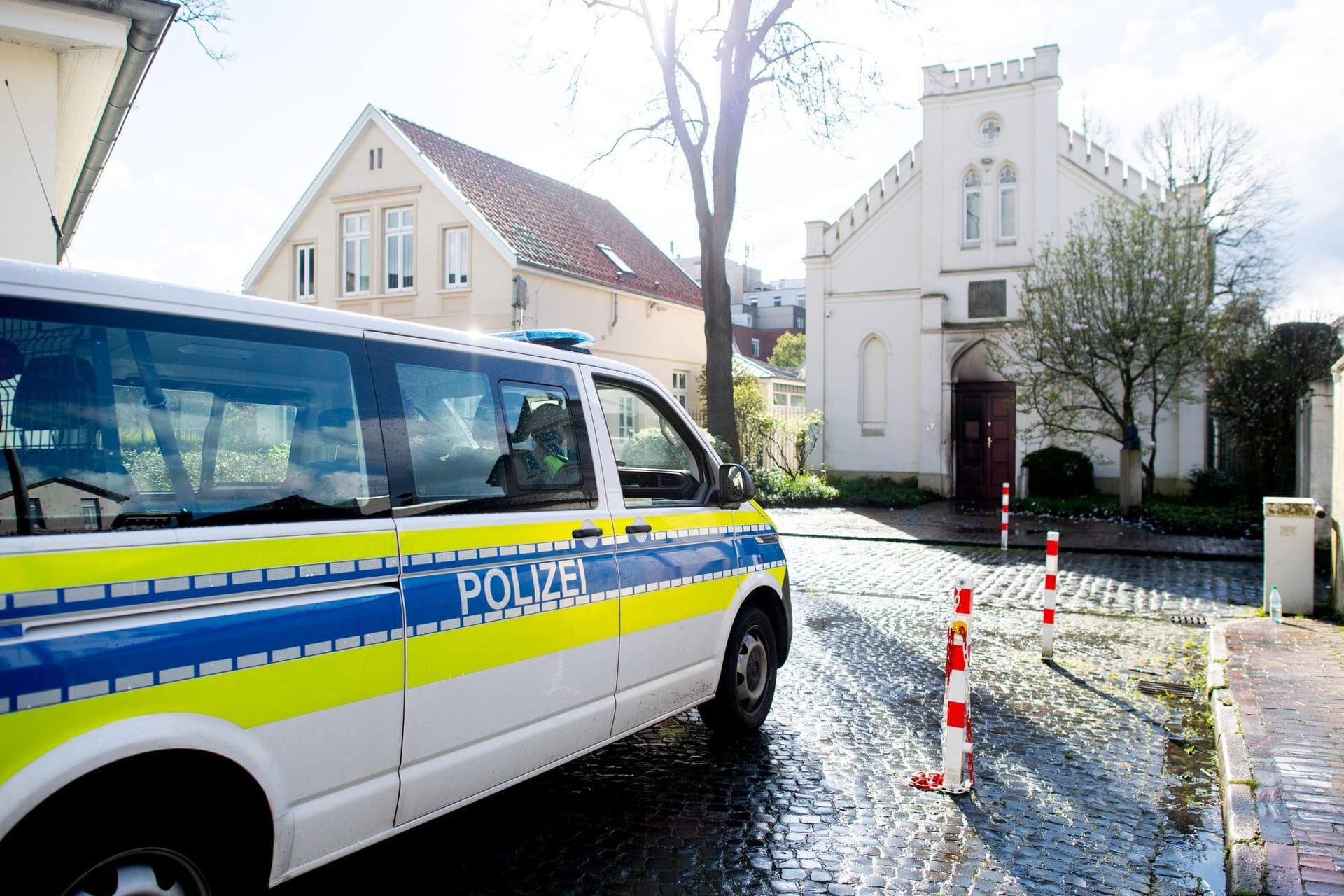 Niedersachsen, Oldenburg: Ein Polizeifahrzeug steht vor der Synagoge, auf die ein Brandsatz geworfen wurde. Niedersachsen, Oldenburg: Ein Polizeifahrzeug steht vor der Synagoge, auf die ein Brandsatz geworfen wurde.