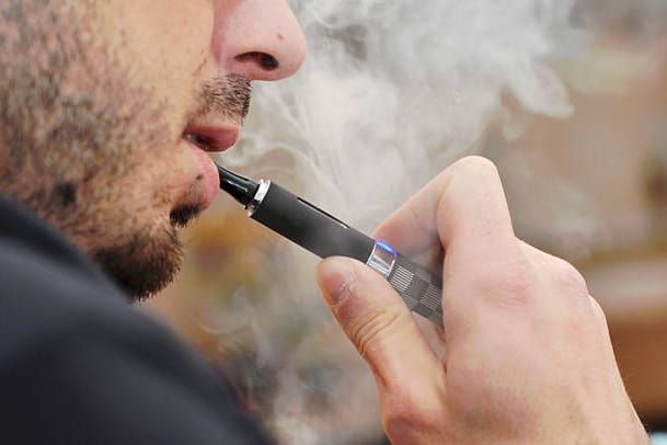 Gesundheitliches Risiko: Viele halten den Dampf von E-Zigaretten für harmloser, als er tatsächlich ist. Gesundheitliches Risiko: Viele halten den Dampf von E-Zigaretten für harmloser, als er tatsächlich ist.
