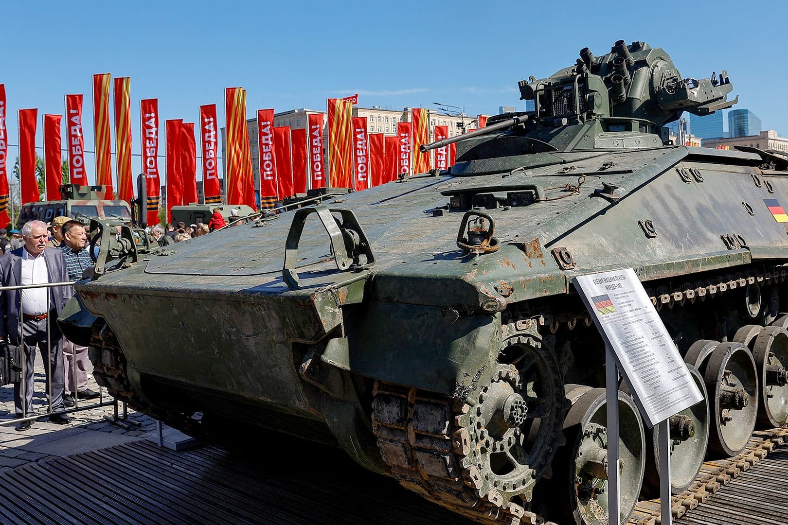 Russland stellt Kriegsbeute in Moskau aus Russland stellt Kriegsbeute in Moskau aus