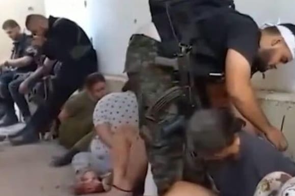 Verstörende Bilder: Ein vermeintlicher Hamas-Terrorist mit israelischen Soldatinnen. Verstörende Bilder: Ein vermeintlicher Hamas-Terrorist mit israelischen Soldatinnen.
