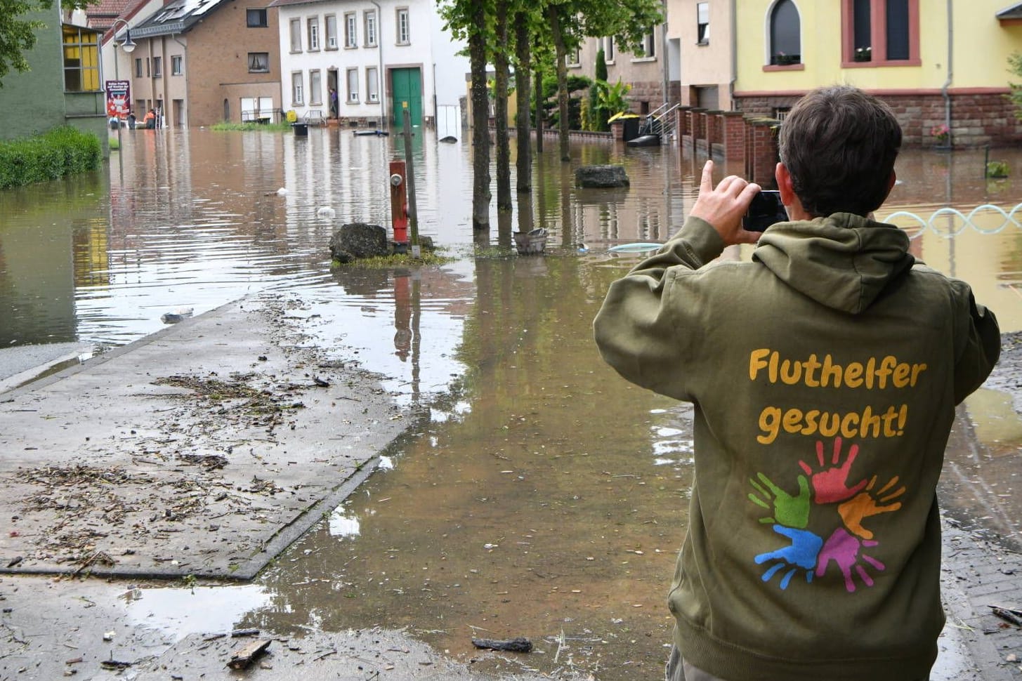 Ein Mann betrachtet die Schäden des Hochwassers. Ein Mann betrachtet die Schäden des Hochwassers.
