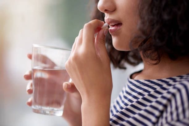 Tabletten am besten mit Leitungswasser schlucken: Bei der Mehrheit der Schilddrüsenerkrankungen ist eine langfristige Therapie nötig. Tabletten am besten mit Leitungswasser schlucken: Bei der Mehrheit der Schilddrüsenerkrankungen ist eine langfristige Therapie nötig.