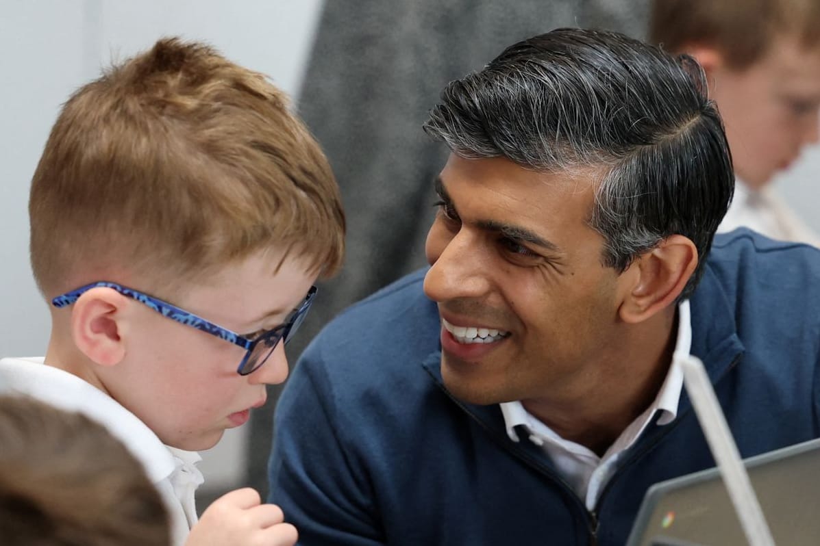 Rishi Sunak: Nach der Feier in Frankreich und mehreren Interviews besuchte der britische Premierminister eine Grundschule. Rishi Sunak: Nach der Feier in Frankreich und mehreren Interviews besuchte der britische Premierminister eine Grundschule.