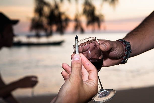 Alkohol und Cannabis: Beide Drogen haben unterschiedliche schädliche Wirkungen auf den Körper. Alkohol und Cannabis: Beide Drogen haben unterschiedliche schädliche Wirkungen auf den Körper.