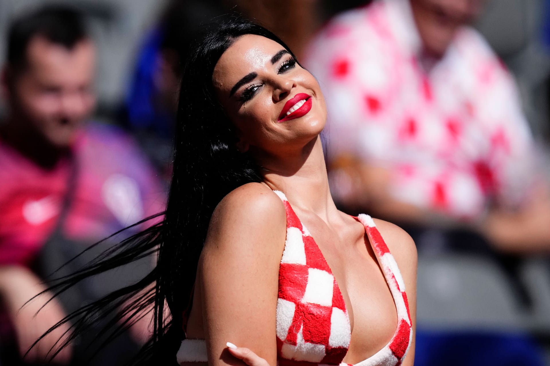 Ivana Knöll, alias "Miss Croatia", beim ersten Spiel der Kroaten (Archivfoto): Sie will alle Spiele ihrer Mannschaft in Deutschland miterleben. Ivana Knöll, alias "Miss Croatia", beim ersten Spiel der Kroaten (Archivfoto): Sie will alle Spiele ihrer Mannschaft in Deutschland miterleben.
