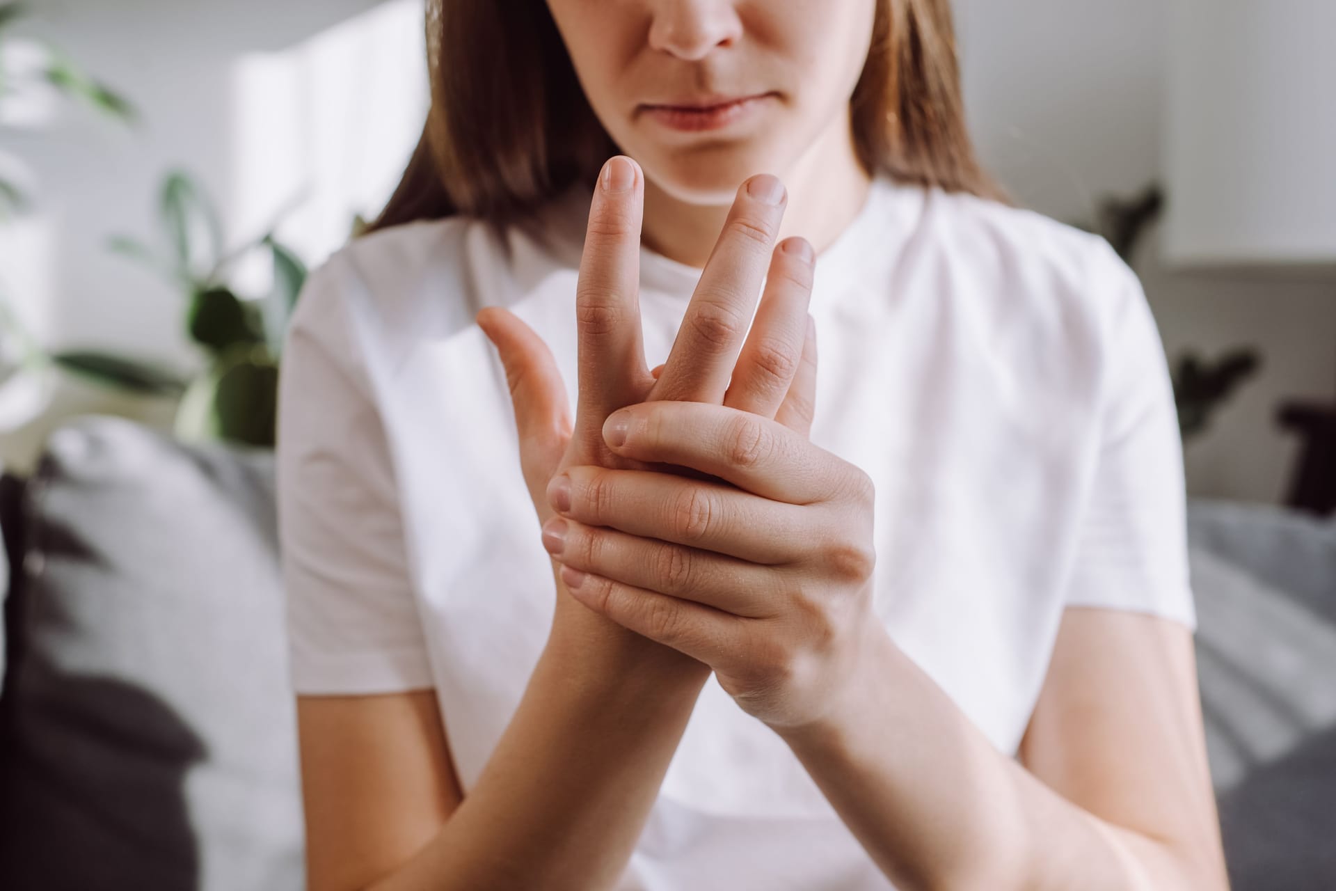 Frau mit Fingerschmerzen: Wer einen Schnappfinger entwickelt, fragt sich häufig, was diesen verursacht hat. Frau mit Fingerschmerzen: Wer einen Schnappfinger entwickelt, fragt sich häufig, was diesen verursacht hat.