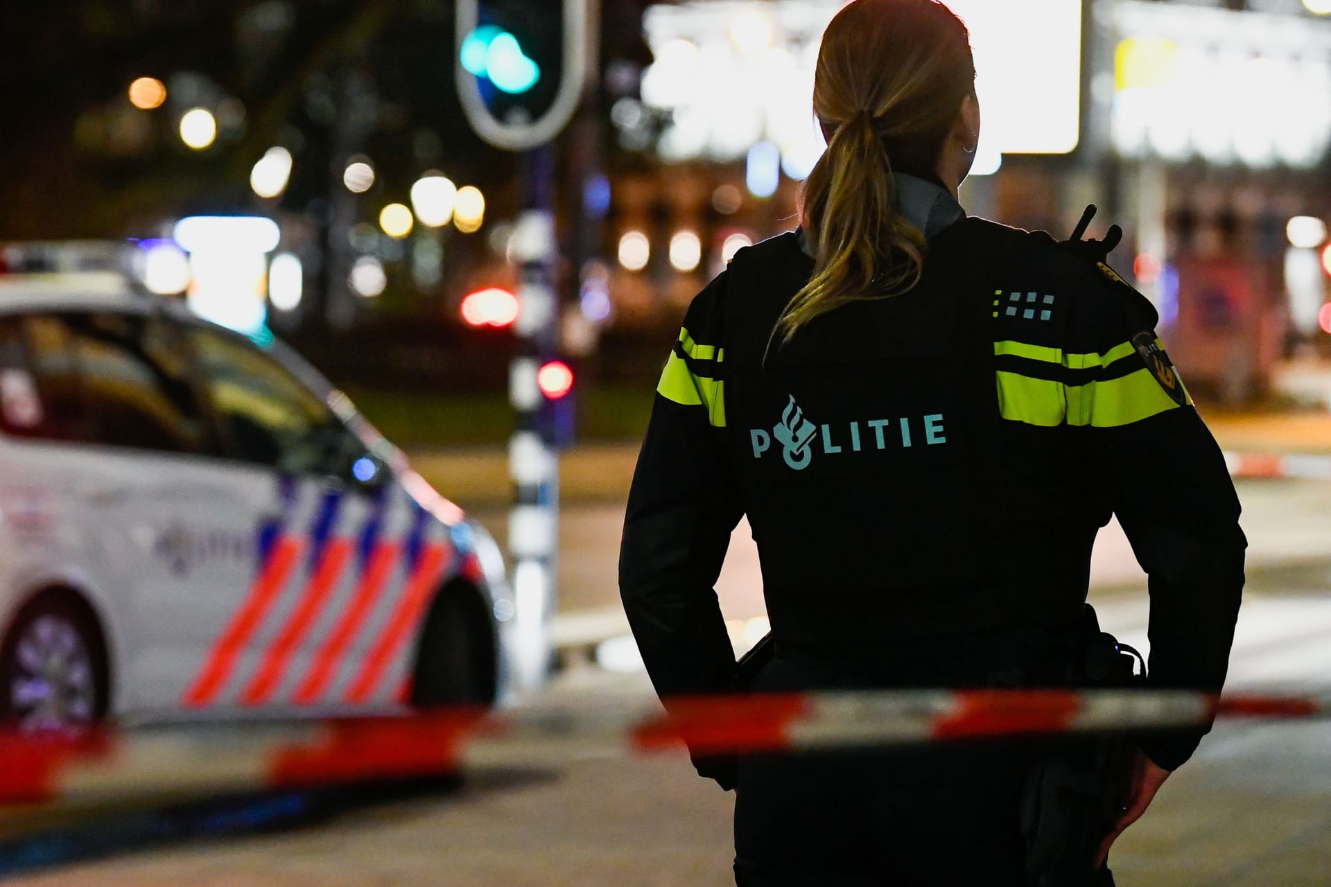 Niederländische Polizistin (Symbolbild): In Rotterdam wurde ein Sprengsatz in ein Haus geworfen. Niederländische Polizistin (Symbolbild): In Rotterdam wurde ein Sprengsatz in ein Haus geworfen.