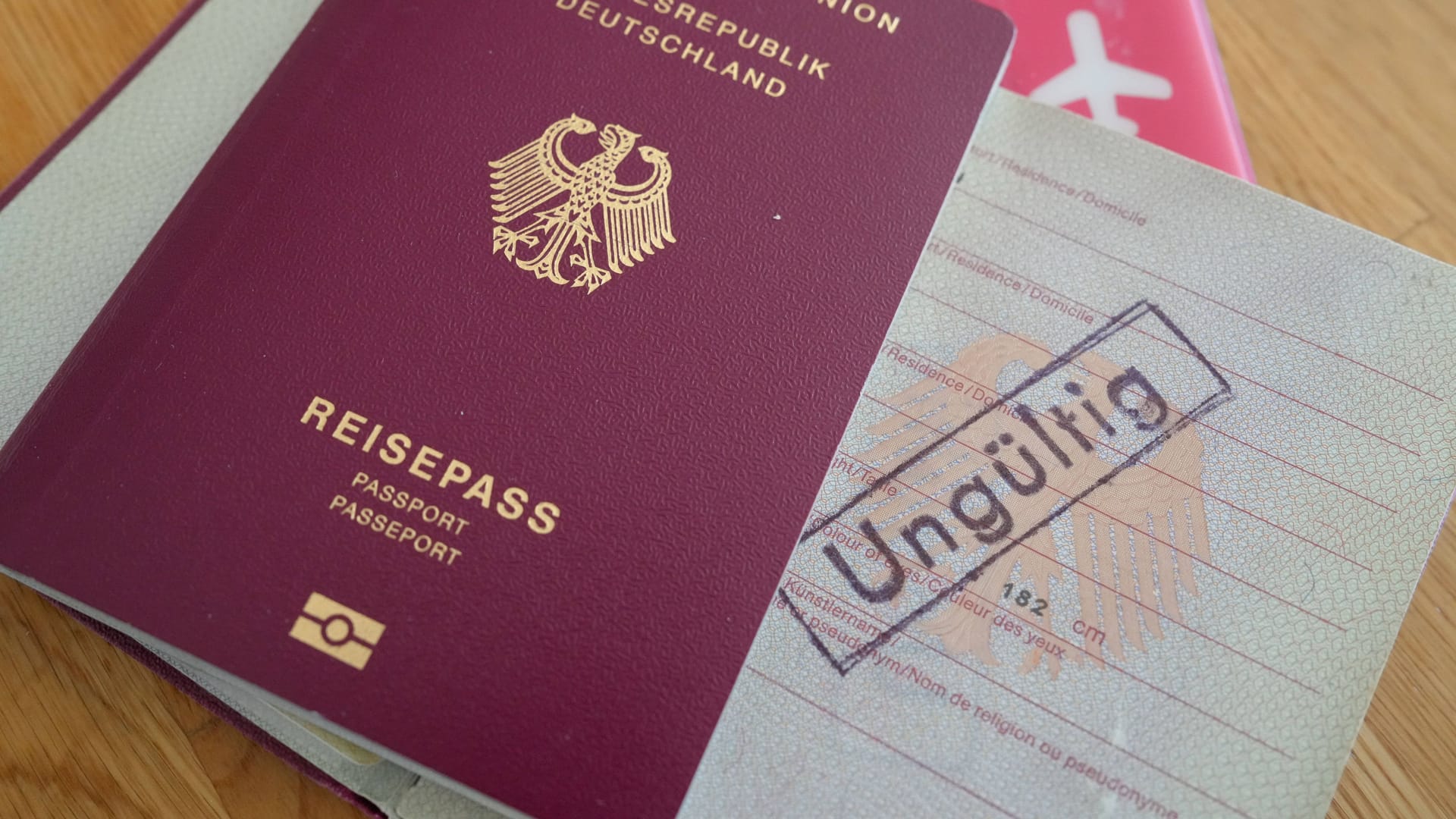 Die letzte Rettung vor dem Urlaub: De Reiseausweis als Passersatz können Grenzbehörden direkt vor Ort ausstellen. Die letzte Rettung vor dem Urlaub: De Reiseausweis als Passersatz können Grenzbehörden direkt vor Ort ausstellen.