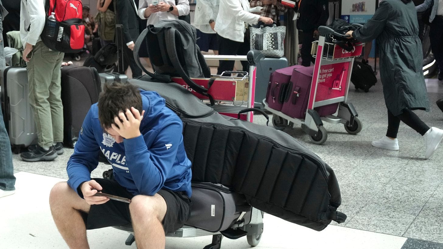 Gestrandete Urlauber am Flughafen: Beim globalen IT-Crash am 19. Juli wurden auch viele Flughäfen lahmgelegt. Gestrandete Urlauber am Flughafen: Beim globalen IT-Crash am 19. Juli wurden auch viele Flughäfen lahmgelegt.